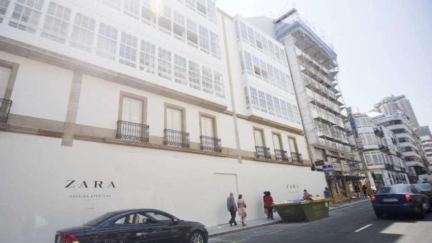 Exterior de la macrotienda que abrirá Zara en la calle Compostela.