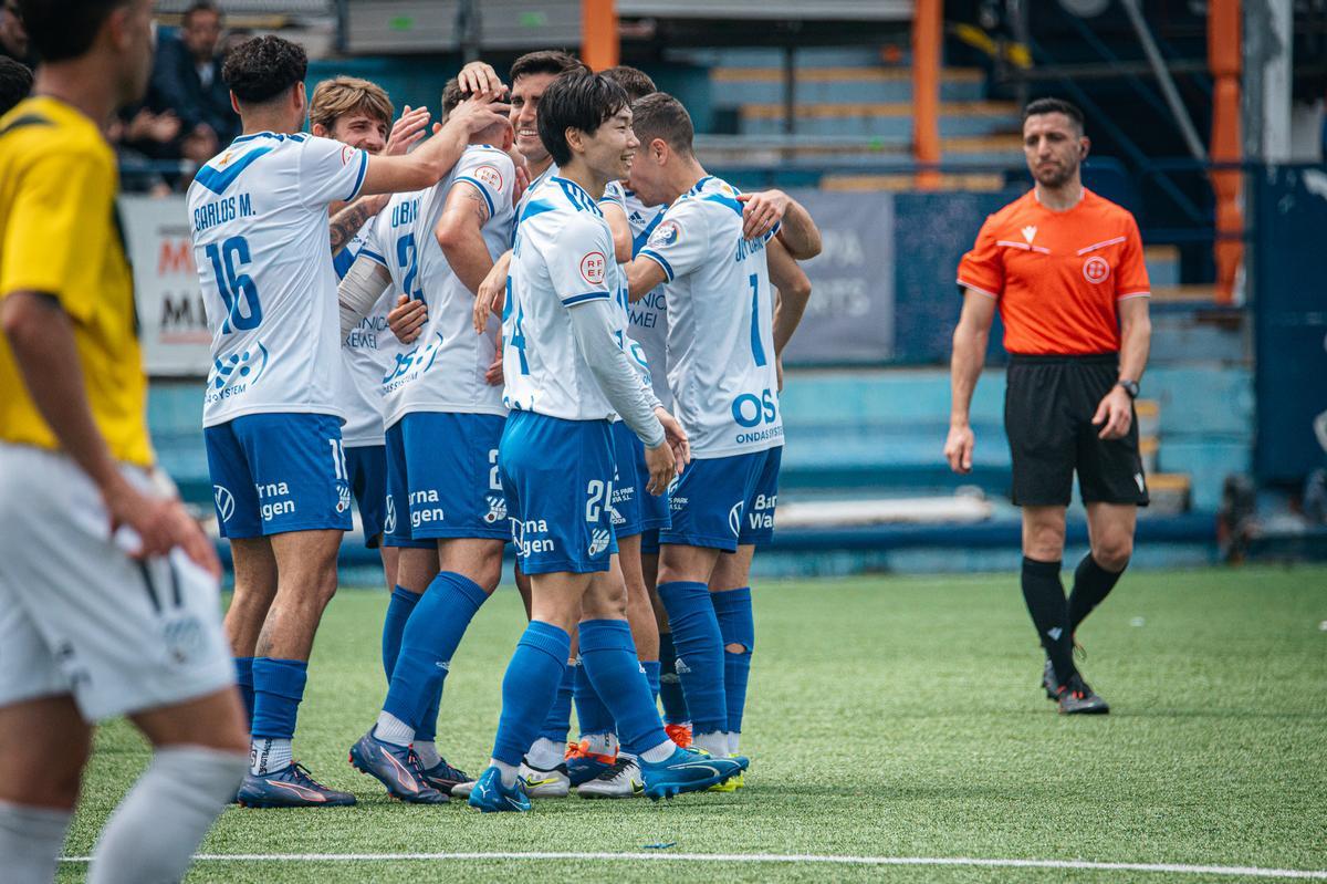 Los jugadores del Europa durante un partido en el Nou Sardenya