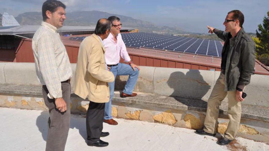 El alcalde y los concejales Botella y Santacreu visitando la planta en una imagen de archivo.