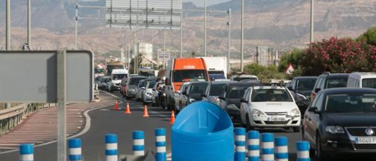 Los empresarios consideran insuficientes los dos carriles actuales para el tráfico que soportan.