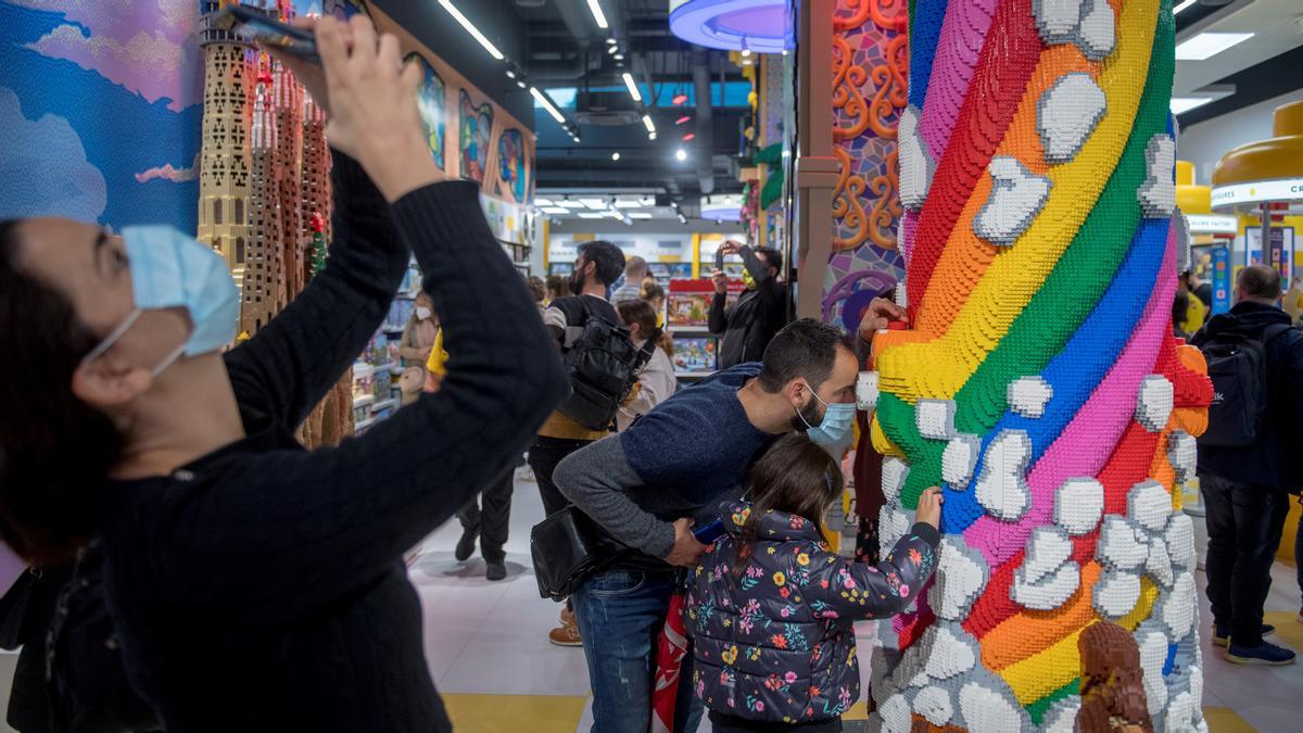 Fans i curiosos fan cua per visitar la nova botiga de Lego de Barcelona