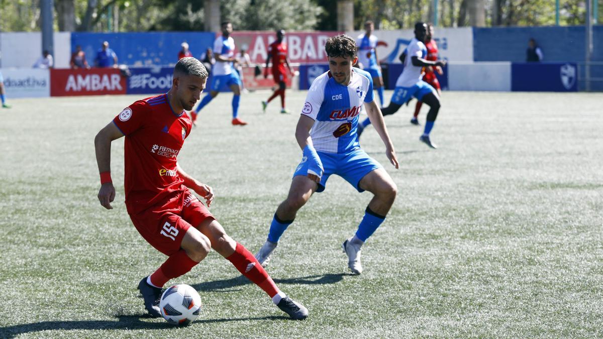 Víctor Sanchís, del CD Teruel, e Iván Elena, del CD Ebro, se enfrentan en el partido entre ambos conjuntos.