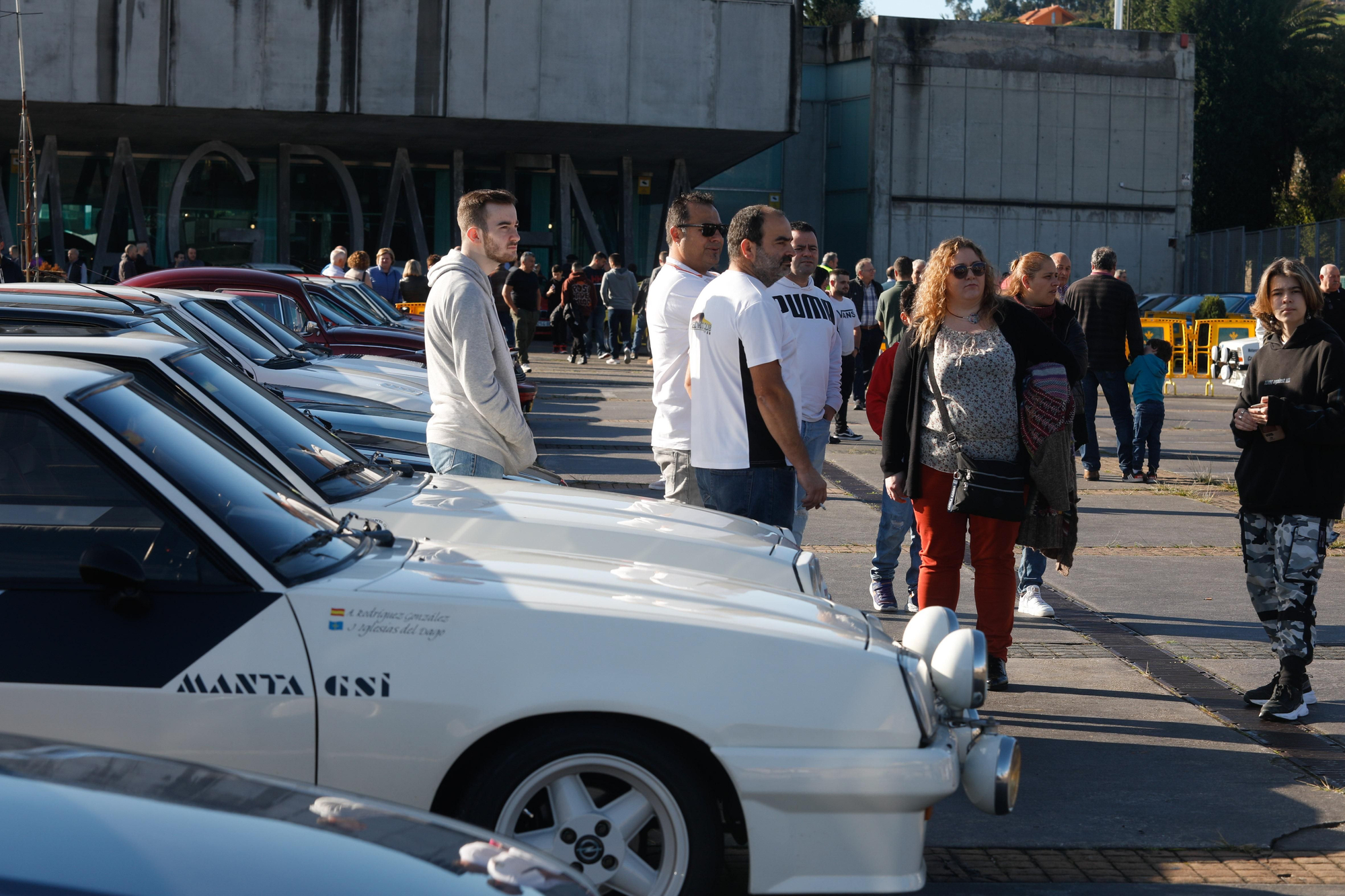 Los coches clásicos deslumbran en La Magdalena