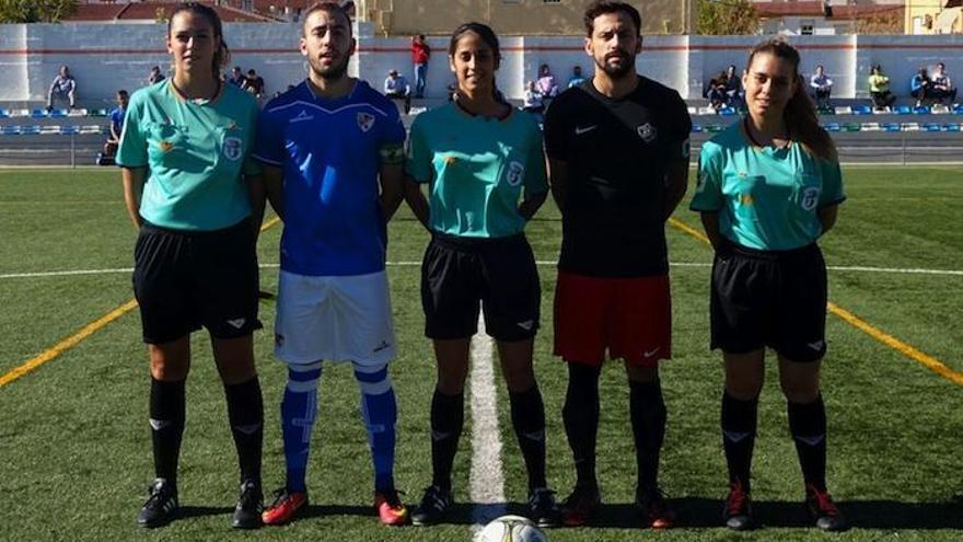 Imagen de un partido de fútbol femenino, con el equipo arbitral íntegro de mujeres.