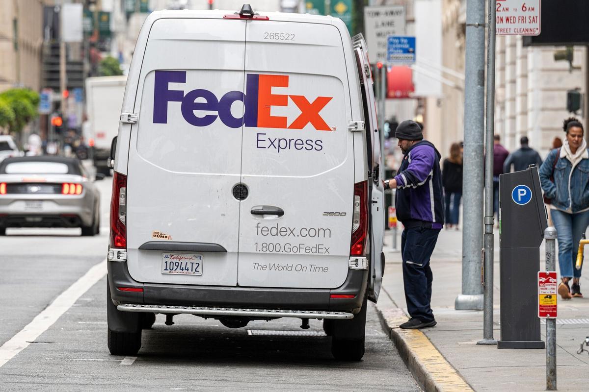 Una furgoneta de reparto de FedEx.