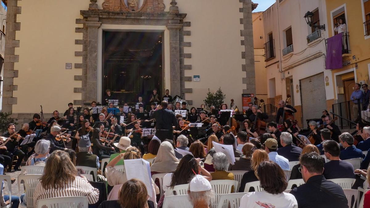 Les societats musicals posen la banda sonora a la Setmana Santa de Sagunt.