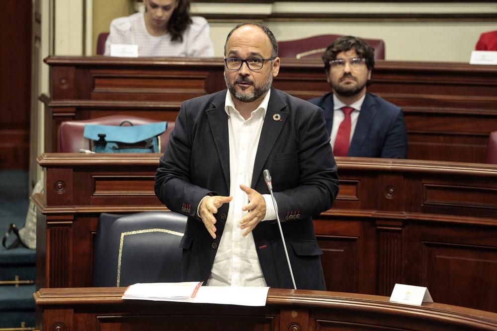 Pleno en el Parlamento de Canarias