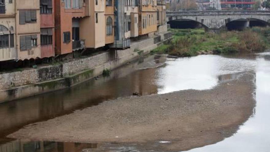 Aquesta imatge de 2016, de l&#039;Onyar amb poca aigua, podria ser habitual en el futur.