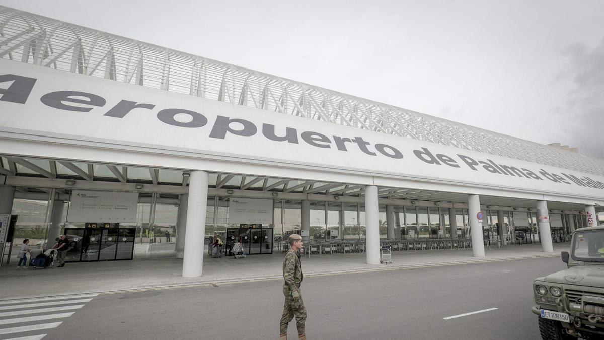 Los dos compañeros trabajan en una compañía aérea del aeropuerto de Palma