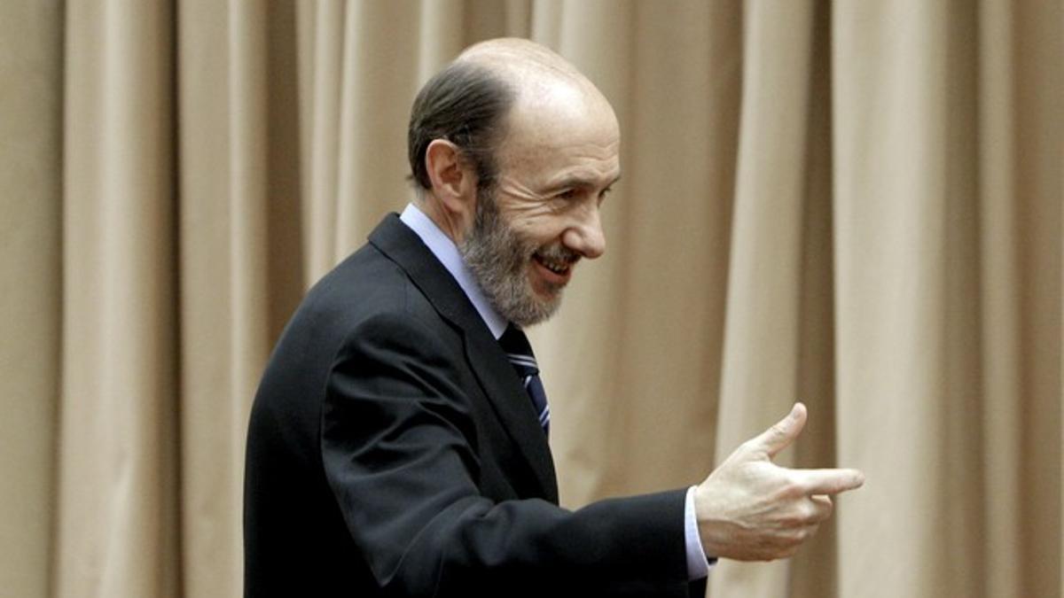 El ministro del Interior, Alfredo Pérez Rubalcaba, hoy, antes de comparecer hoy en la Comisión de Interior del Congreso para presentar el balance de la lucha contra el crimen organizado.