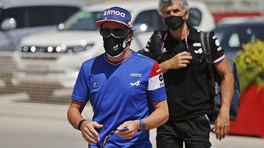 Alonso, justo antes de empezar a rodar, ayer.  | REUTERS/H. M.