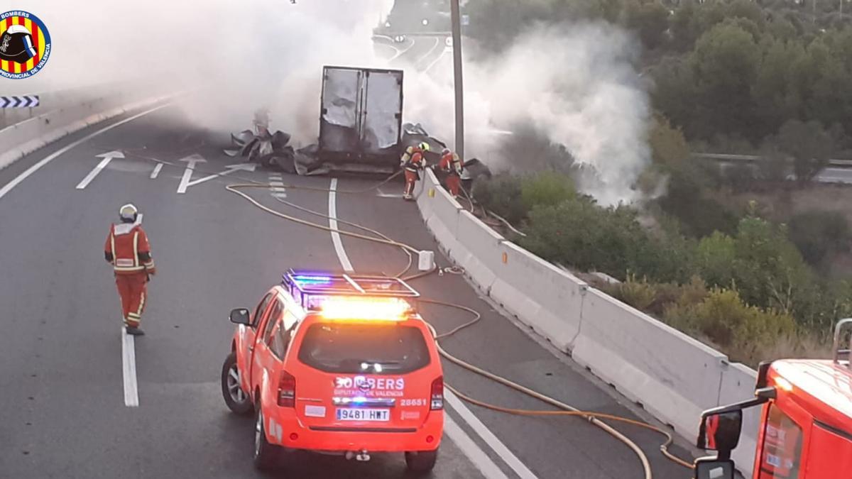 Cortan la A-3 tras incendiarse un camión en Buñol