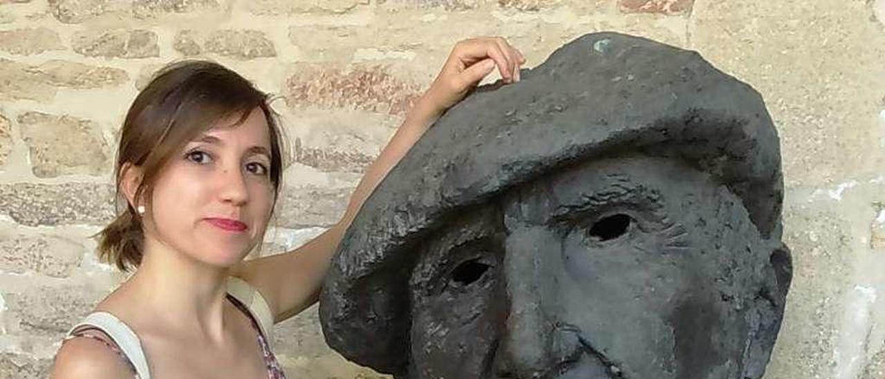 Cristina Jácome Rodríguez, junto a una escultura en Santiago.