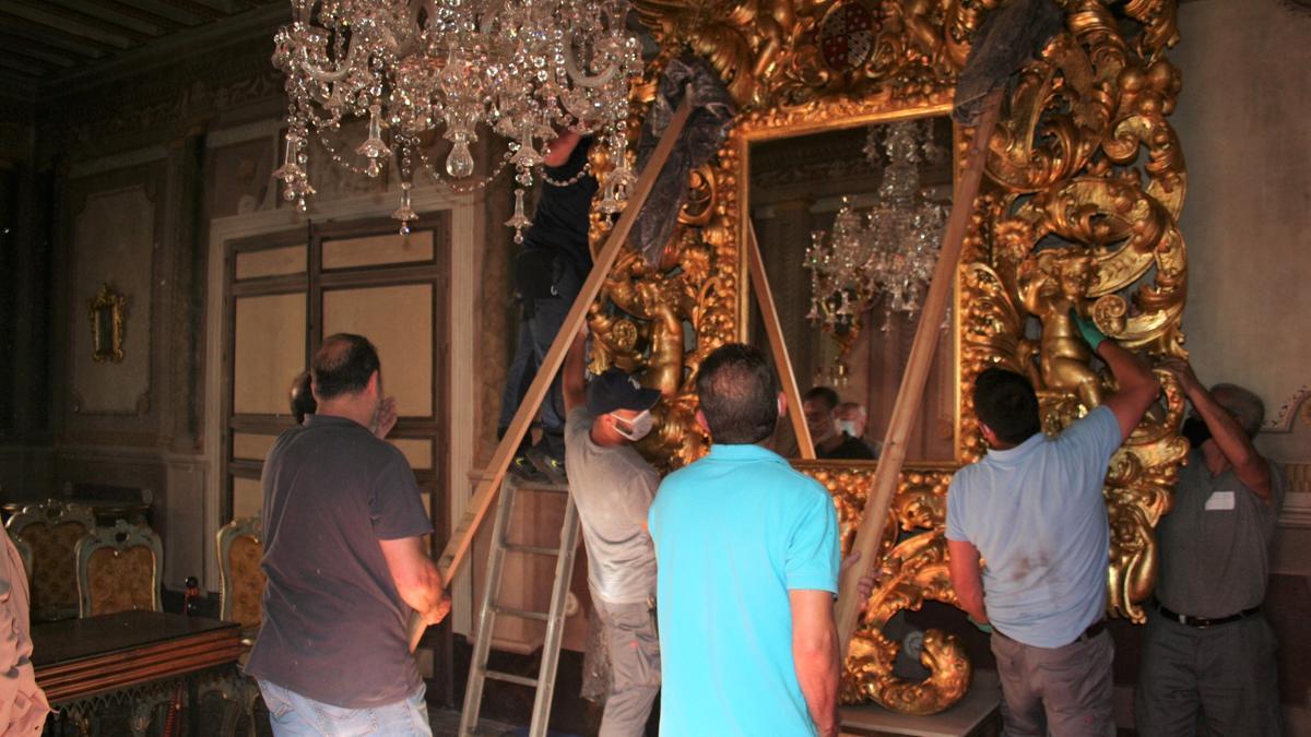 Colocación del espejo barroco en el salón amarillo del Palacio de Guevara.