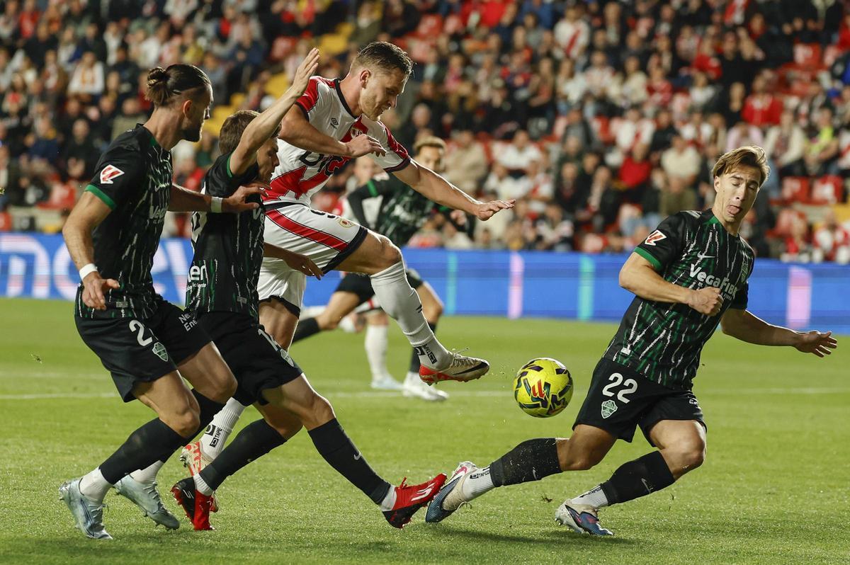 Petrot, Febas y Affengruber tratan de frenar un ataque del Rayo Vallecano.