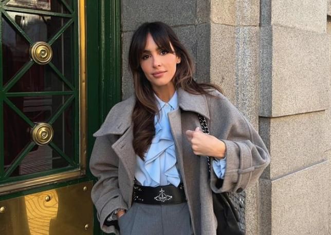 Rocío Osorno con camisa azul y abrigo de Zara