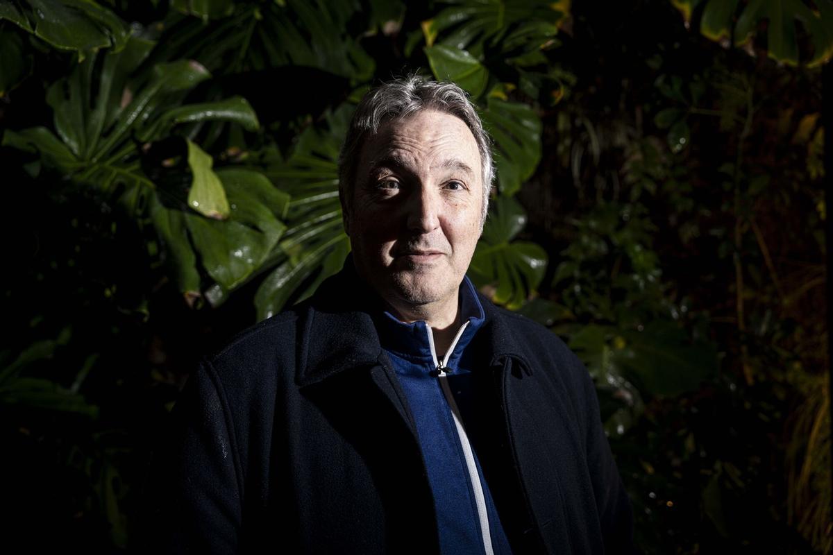 Barcelona, 13/02/2026 Icult. Entrevista con el escritor Carlos Zanón, que publica nueva novela, 'Objetos perdidos'. AUTOR: MANU MITRU