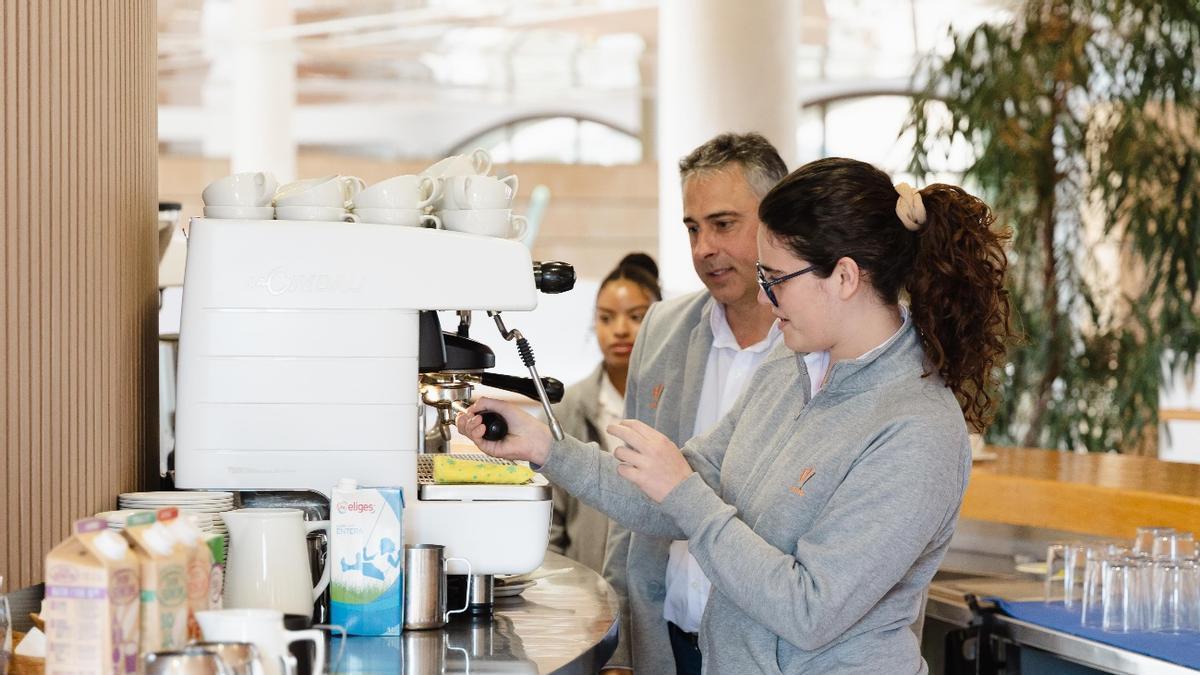 La Escola d'Hoteleria de les Illes Balears ofrece formación en el área de alimentos y bebidas.