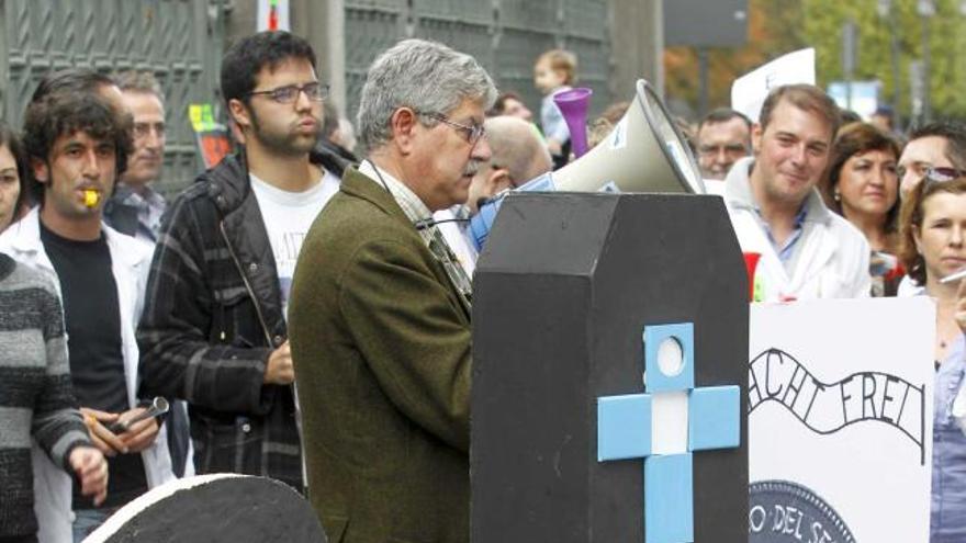 Ángel Colmeiro, dirigente del SIMPA, se dirige a los médicos concentrados.