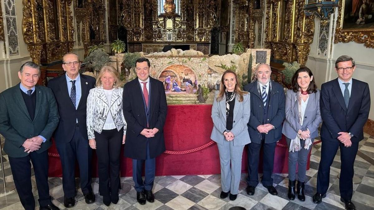 Juanma Moreno, junto al Belén de la Asociación de Belenistas local.