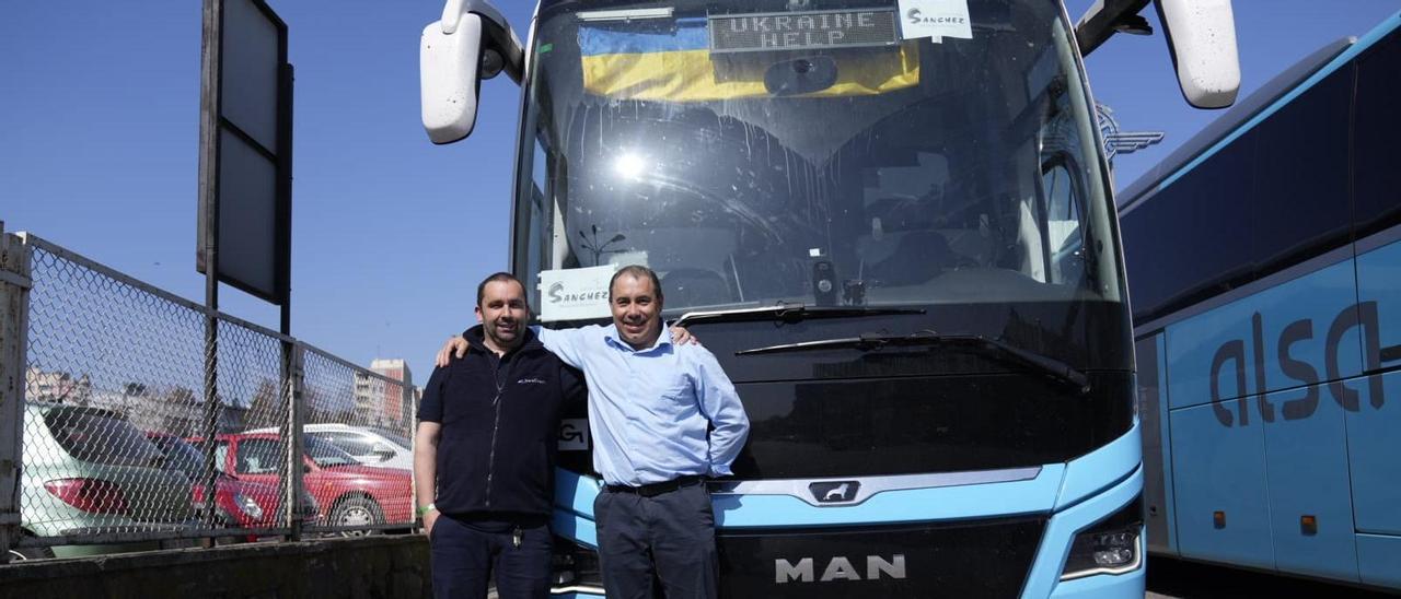 Gustavo Freire, izquierda, y Víctor Sousa, conductores de autobús que trasladan refugiados desde Polonia a A Coruña