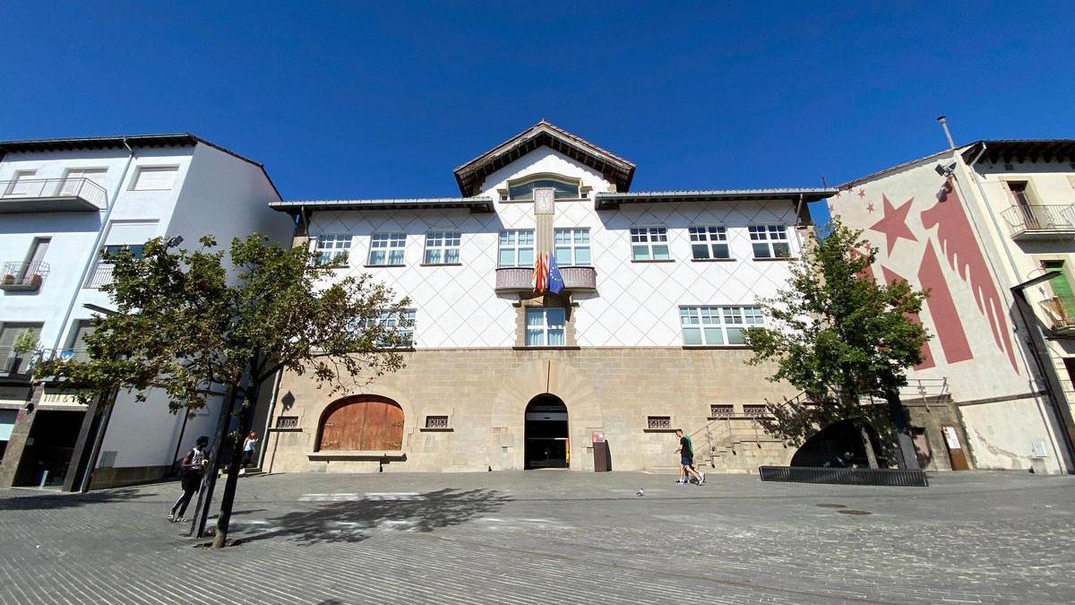 La façana de l'Ajuntament d'Olot, en una imatge d'arxiu.