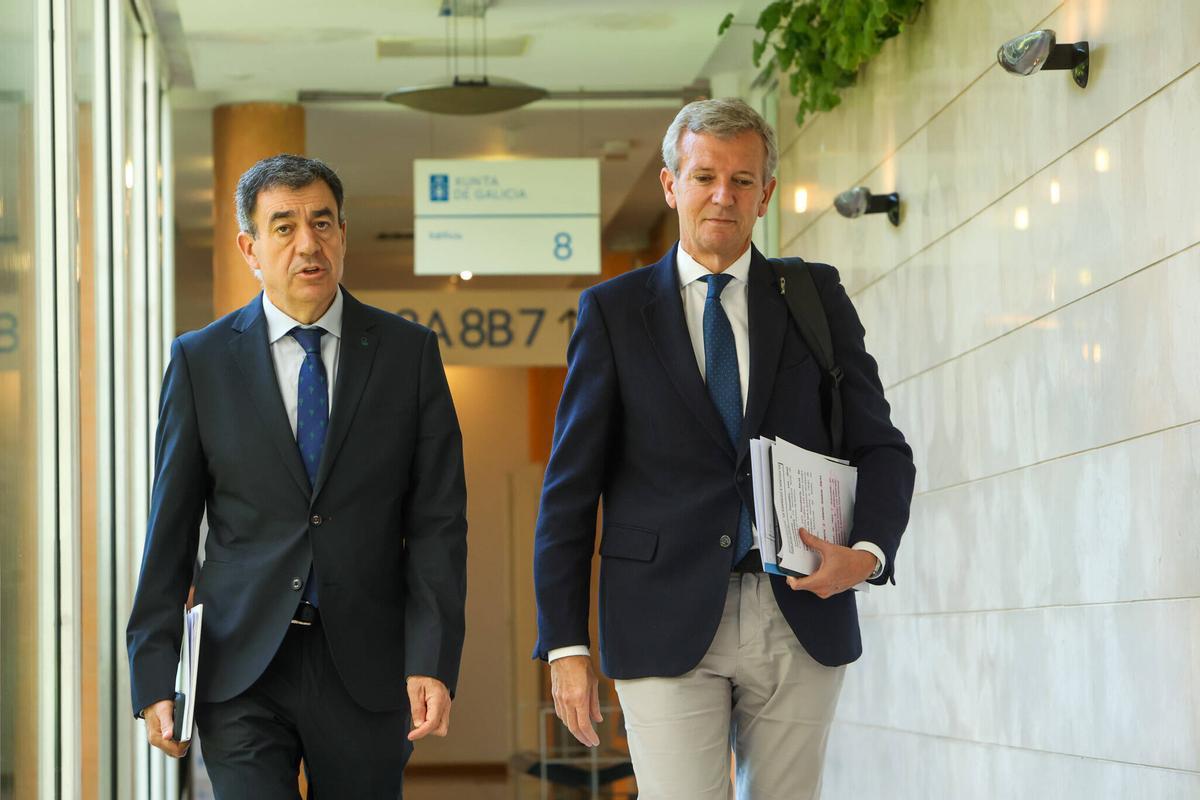 Román Rodríguez y Alfonso Rueda, este lunes, en Santiago.