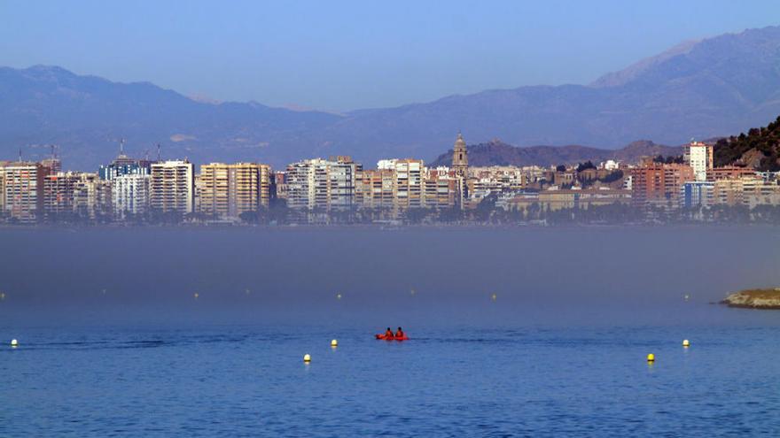 Vista del mar, con la capital malagueña al fondo.