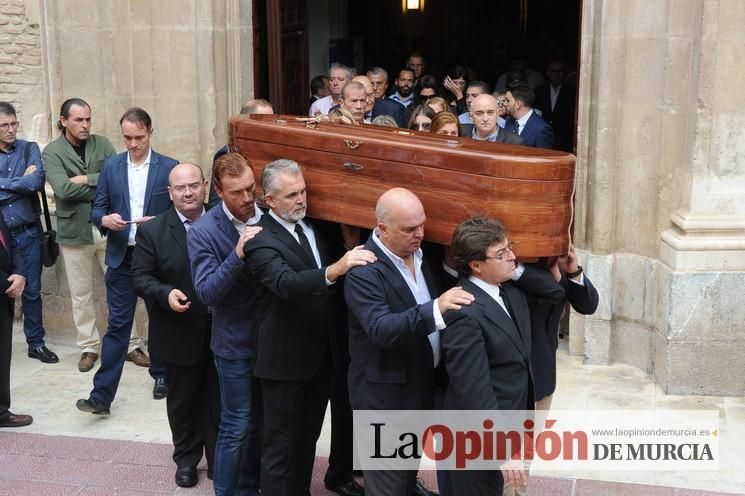 Numerosos murcianos arropan a la familia de Antonio González Barnés en su entierro