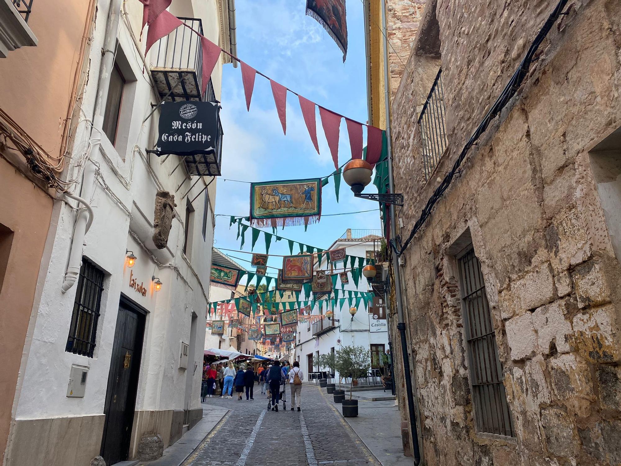 El Mercado Medieval de Sagunt vuelve a llenar de vida su casco antiguo