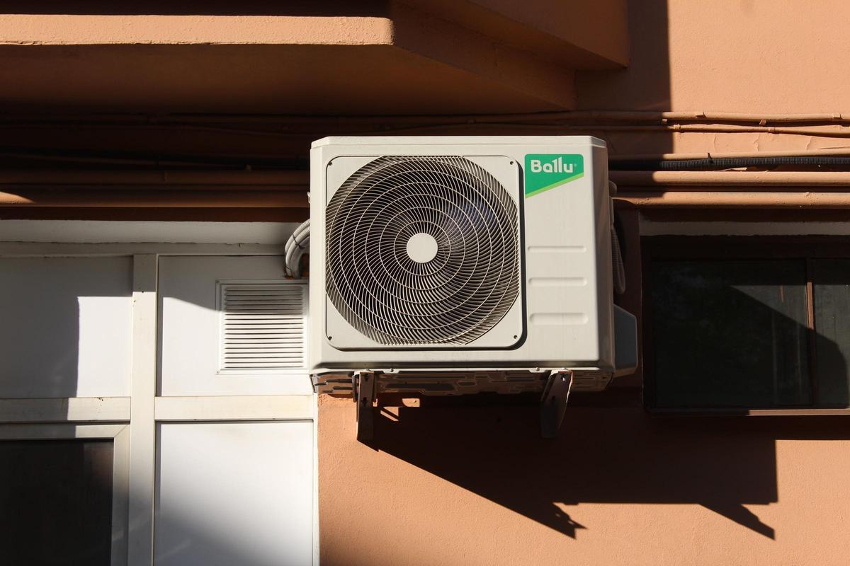 Un aparato de aire acondicionado en el exterior de un edificio