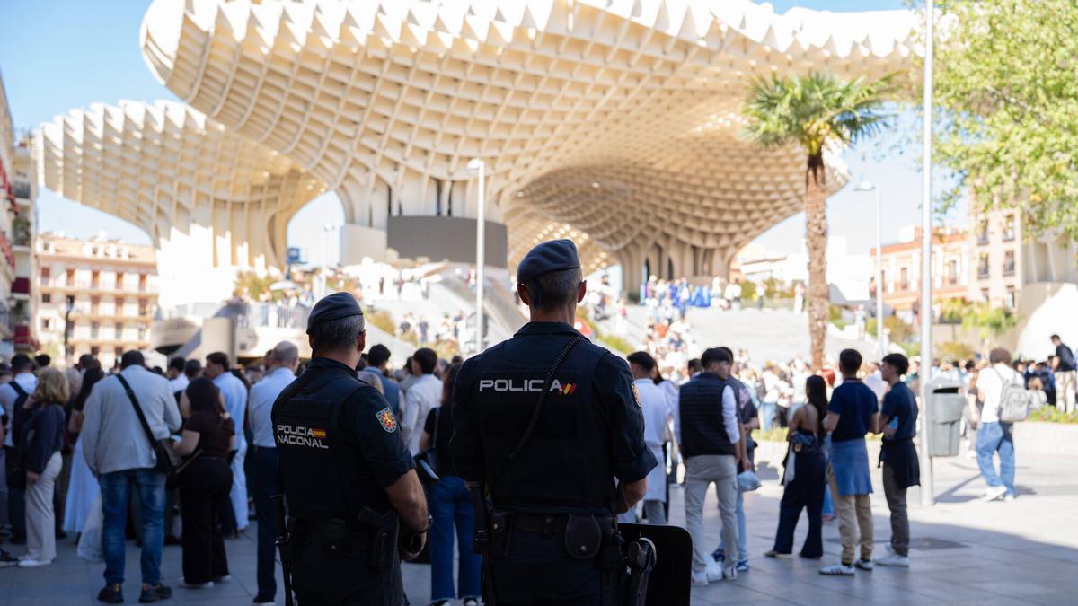 Agentes de la Policía Nacional en la Plaza de la Encarnación de Sevilla.