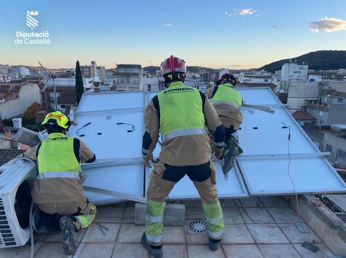 Los efectivos retiran un material desprendido por la borrasca Oriana. Los efectivos retiran un material desprendido por la borrasca Oriana.