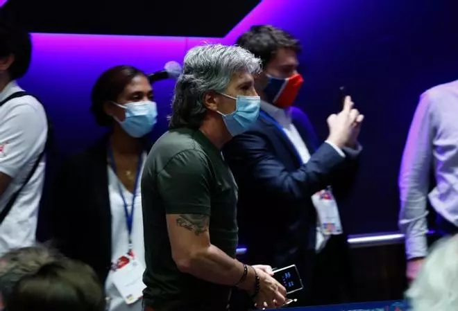 Las imágenes que no viste de la rueda de prensa de Leo Messi en París