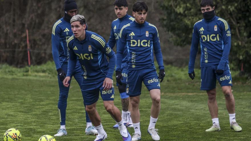 Thiago Borbas, ayer, en el entrenamiento del Oviedo en El Requexón, bajo la atenta mirada de Sibo, Colombatto, Reina y Lucas Ahijado. | IRMA COLLÍN