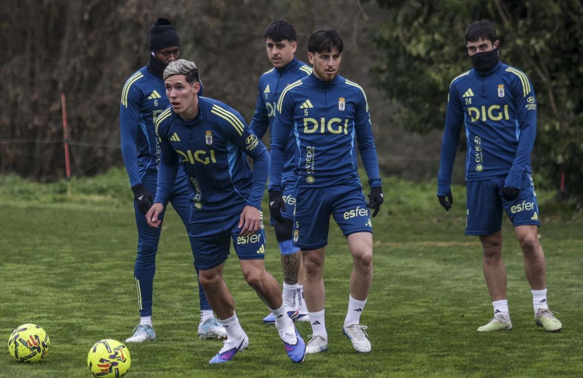 Thiago Borbas, ayer, en el entrenamiento del Oviedo en El Requexón, bajo la atenta mirada de Sibo, Colombatto, Reina y Lucas Ahijado. | IRMA COLLÍN