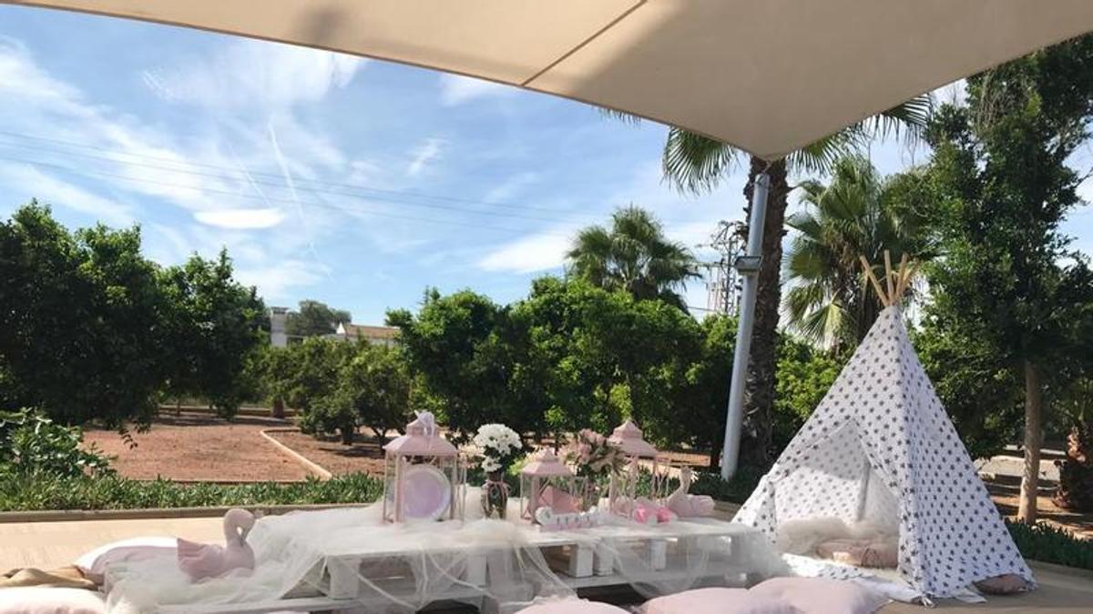 Una mesa montada para una comunión en la Masía del Olivar.