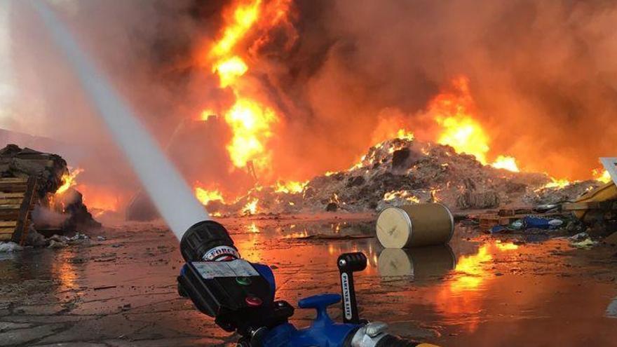 Extinguido el incendio de una planta de residuos en Betxí