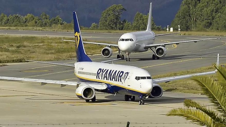 Un avión de la aerolínea Ryanair rueda hacia la terminal de Peinador. // Álvaro Fernández