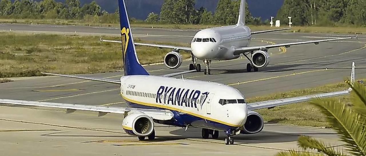 Un avión de la aerolínea Ryanair rueda hacia la terminal de Peinador. // Álvaro Fernández