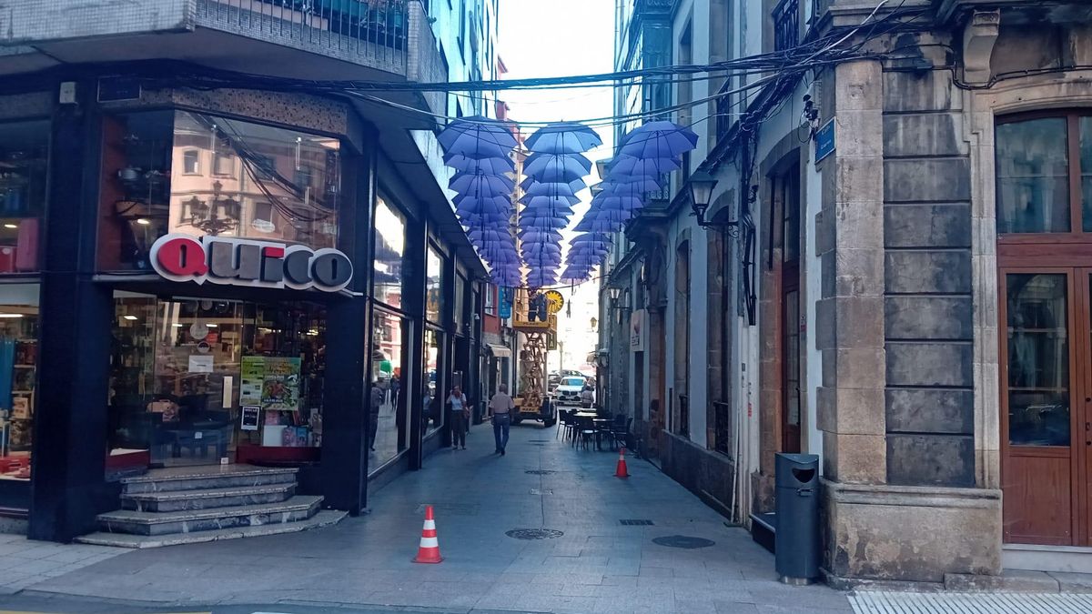 Los paraguas, este viernes, en la calle Crucero de Luarca.