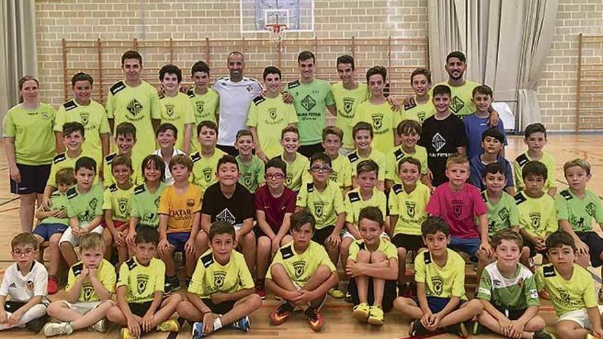 Vadillo aparece en el centro de los niños del campus del Palma Futsal en Manacor.