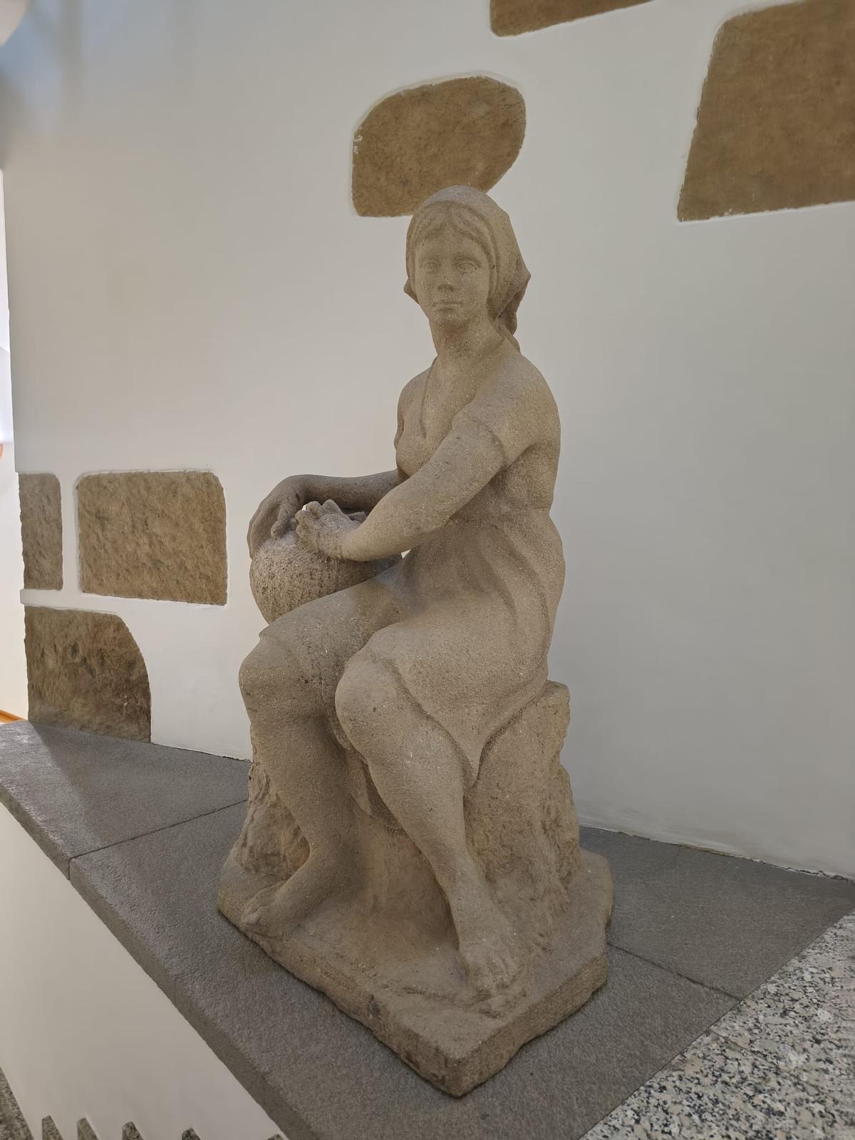 La escultura es un homenaje a las mujeres que recogían agua para llevarla a los hogares.