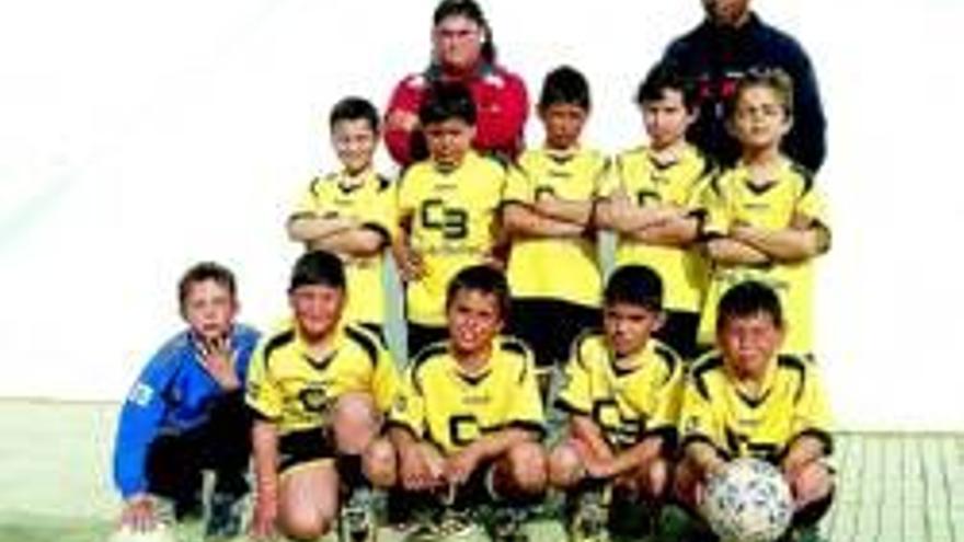 El equipo benjamín masculino de fútbol sala de Oliva de Mérida