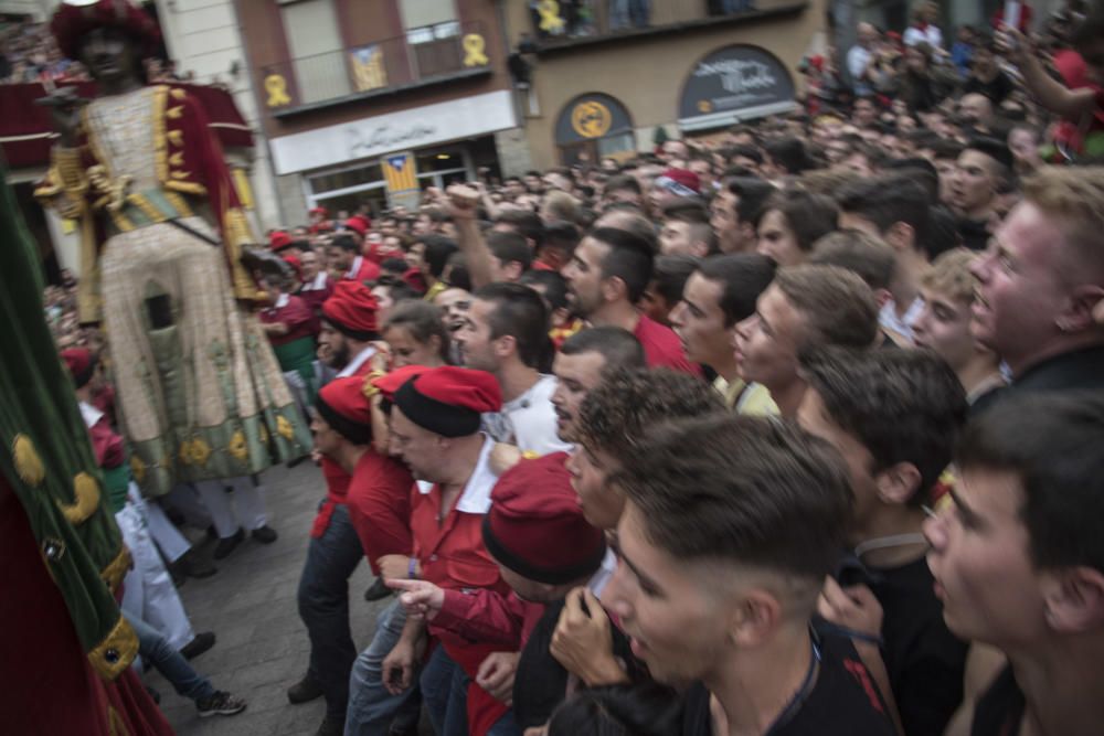 Berga estrena la Patum 2019 amb un passacarrers atapeït i calorós