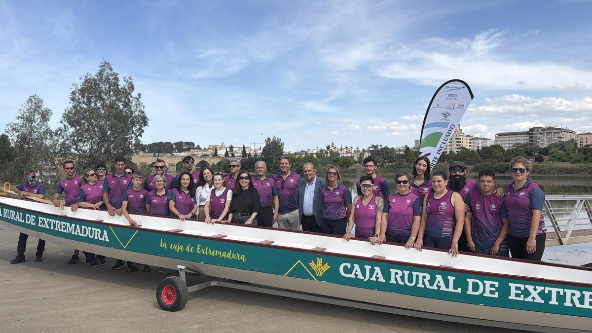 Urbano Caballo, presidente de Caja Rural de Extremadura, con miembros del Club Piragüismo Extremadura.