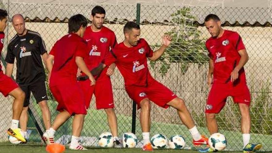 Borja y Juanma Ortiz, a la derecha, participando en un rondo, ayer, en Fontcalent.