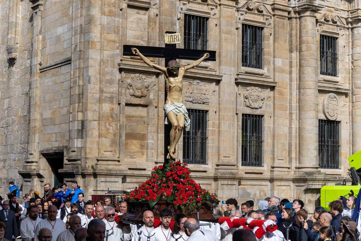 El Cristo de la Paciencia regresa a Conxo y pone el broche final a la Semana Santa compostelana