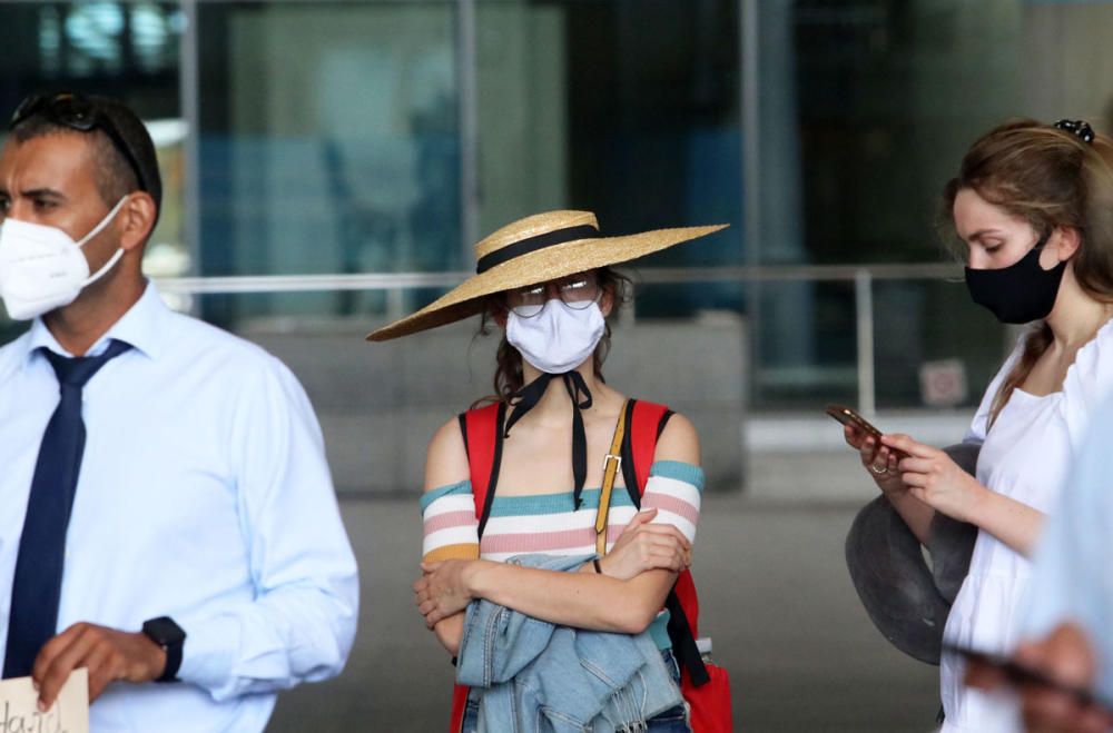 Turistas llegando al aeropuerto de Málaga