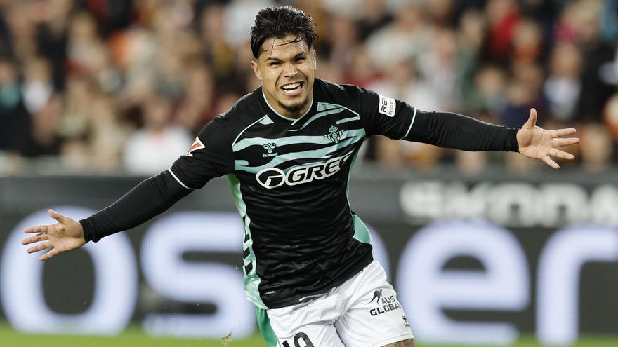 Cucho Hernández, el mejor: así jugaron los futbolistas del Betis en Mestalla ante el Valencia